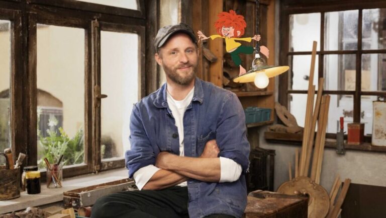 Florian Brückner als neuer Meister Eder mit seinem Pumuckl (Credit: RTL / Boris Breuer)